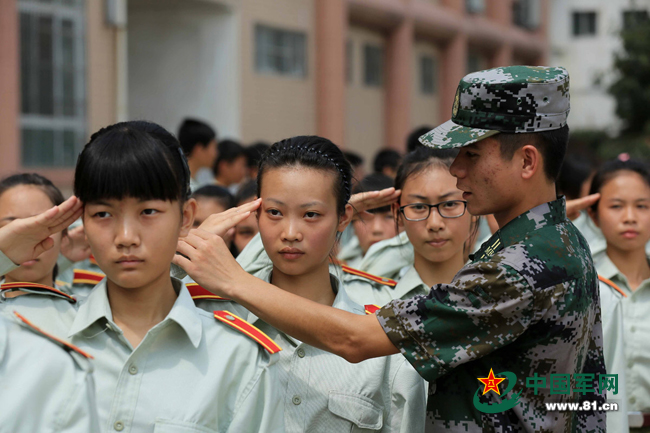 新生军训迎开学 瞄准射击训练有模有样