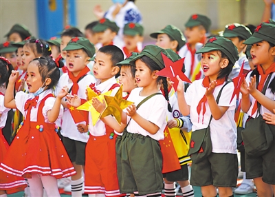<p>　　6月1日，自治区政府机关幼儿园西桥园区，小朋友们表演合唱《童心向党》。				本报记者　王洋　摄</p>