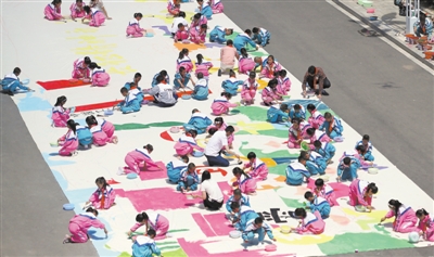<p>　　8月14日，隆德县第一小学，孩子们在绘制巨幅画作。</p><p>　　本报记者　李涛　王洋　马越　摄</p><p>　　