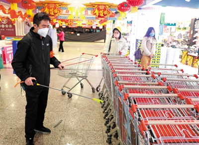 <p>　　银川新华百货连锁超市每日做好消毒防护工作。</p><p>　　