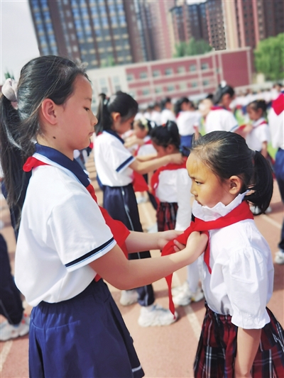     5月31日，银川市兴庆区第十八小学景湖校区举行少先队入队仪式。邓笑  摄