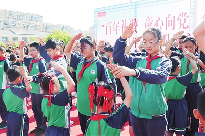     6月1日，银川市中关村小学举办庆“六一”少先队入队仪式。张雪梅　冯芳  摄影报道