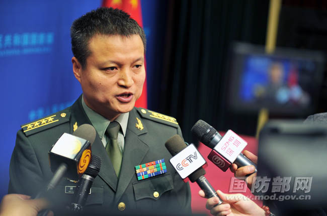 国防部:中国海军军舰依法警告美舰