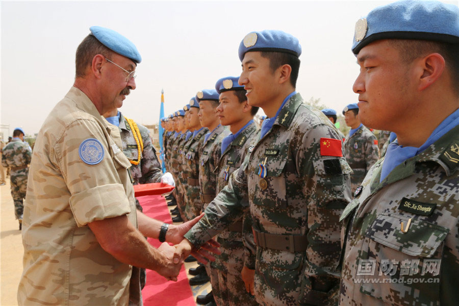 迪康尼克将军为维和官兵授勋.王小军 摄