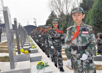 <p><p> 学生参加清明祭扫活动。</p><p>